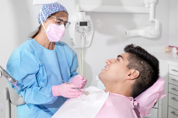 Il medico cura i denti del paziente nella moderna clinica odontoiatrica