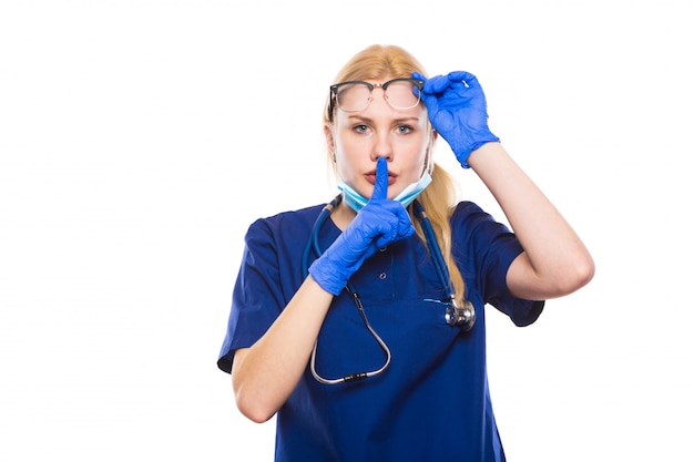 Il medico della donna dentro frega e guanti con la maschera