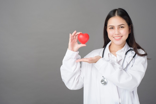 Il medico della donna sta tenendo il cuore rosso