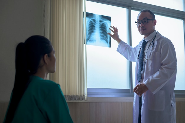 Il medico è un film a raggi X analitico, che mostra al paziente il concetto di assistenza sanitaria