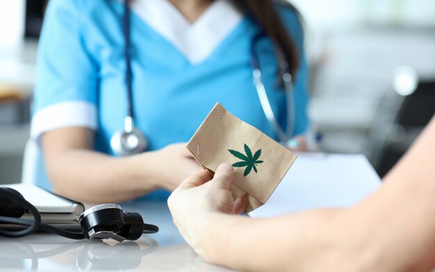 Il medico femminile scrive la prescrizione per marijuana medica