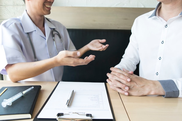 Il medico ha spiegato come prendersi cura della salute dei pazienti con pressione alta.