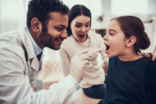 Il medico indiano sta vedendo i pazienti nella stanza della clinica.