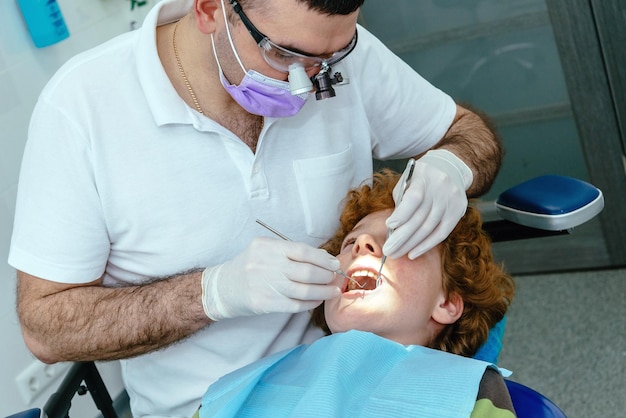 Il medico ispeziona i denti da latte