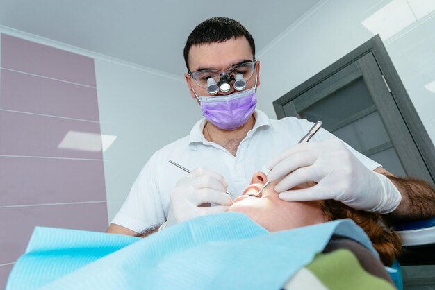 Il medico ispeziona i denti da latte