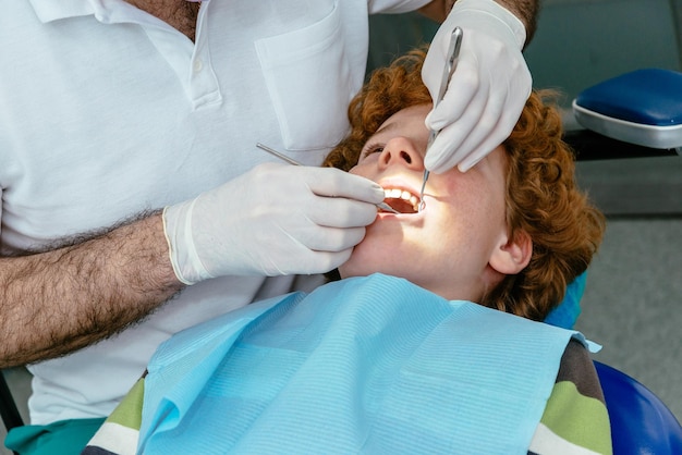 Il medico ispeziona i denti da latte