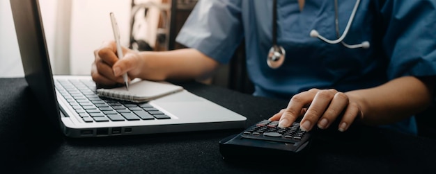 Il medico lavora su tablet digitale medico sanitario tecnologia tablet utilizzando il computer