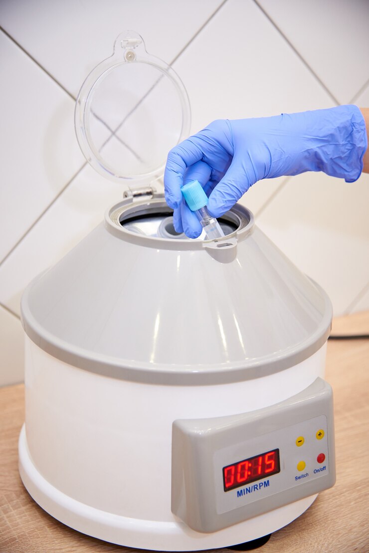 Il medico mette le provette in una centrifuga per l'analisi.