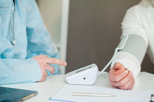 Il medico misura la pressione del paziente in clinica