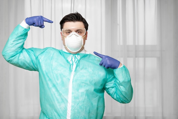 Il medico mostra come indossare la maschera nel periodo dell'epidemia di coronavirus