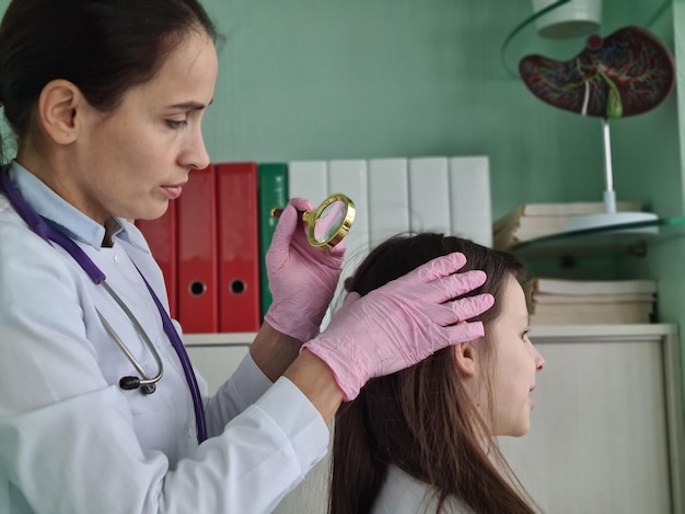 Il medico mostra il primo piano sulla testa ricoperta di forfora e pidocchi