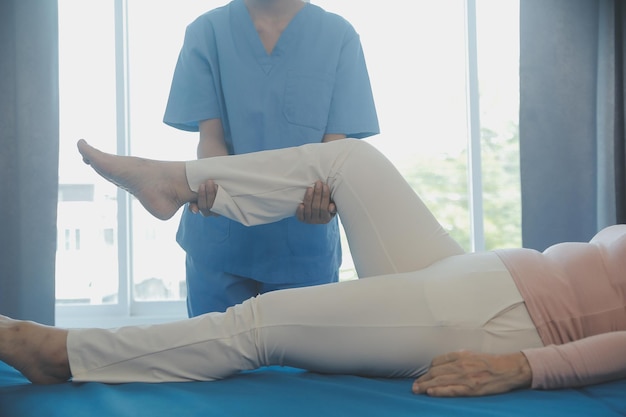 Il medico o il fisioterapista esamina il mal di schiena e l'area spinale per dare consigli all'interno del centro di riabilitazione