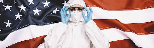 Il medico o l'infermiere che indossano dispositivi di protezione individuale medica DPI contro il banner della bandiera americana prevengono la dimensione del banner dell'immagine del concetto di infezione da corona COVID19 e SARS