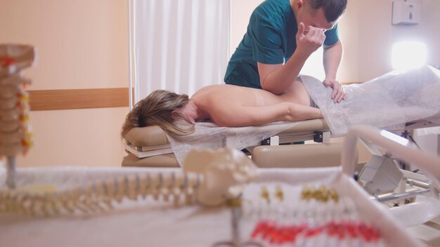 Il medico osteopata ha una terapia manuale per i piedi della donna, primi piani