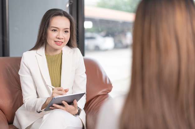 Il medico psicologo professionista asiatico si consulta nella sessione di psicoterapia o consiglia la salute della diagnosi