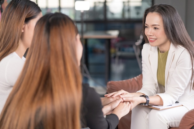 Il medico psicologo professionista asiatico si consulta nella sessione di psicoterapia o consiglia la salute della diagnosi