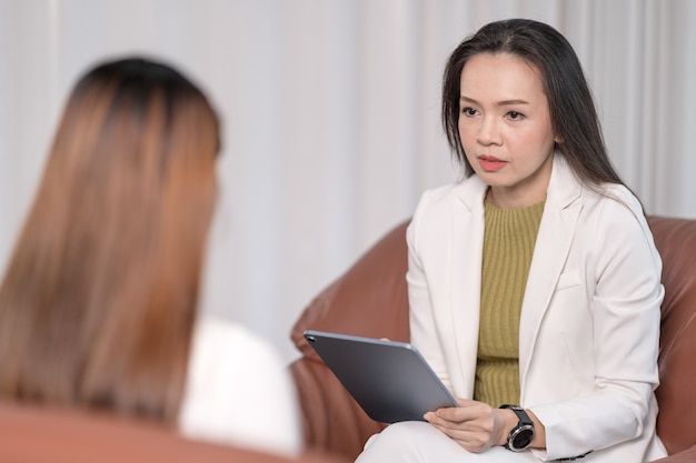 Il medico psicologo professionista asiatico si consulta nella sessione di psicoterapia o consiglia la salute della diagnosi