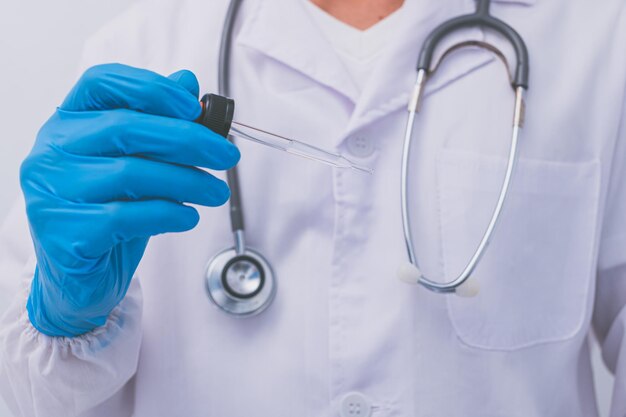 Il medico sta usando un vaccino per prevenire i germi