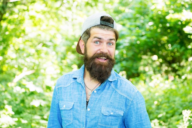 Il meglio della cura del viso maschile maschile brutale uomo con barba barbiere stile hispter Moda ritratto di uomo Cura della barba capelli ragazzo nella foresta estate campeggio felice uomo barbuto Hipster maturo con barba