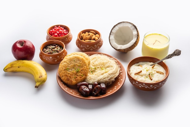Il menu della colazione di Sargi Karwa Chauth prima di iniziare il digiuno o il cibo indiano karva chauth
