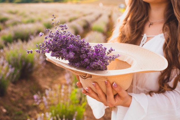 Il meraviglioso bouquet di lavanda per una bella signora