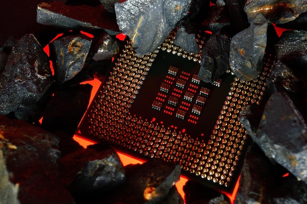 Il microprocessore del computer giace sui carboni ardenti Primo piano