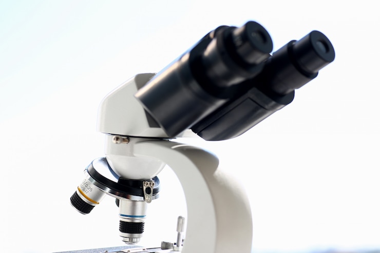 Foto il microscopio della testa sullo sfondo di