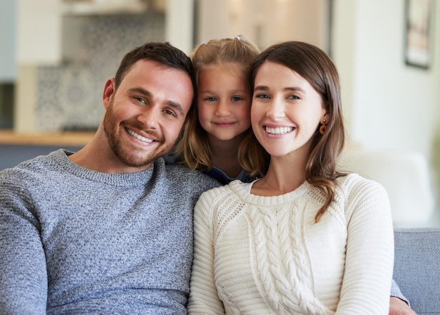 Il miglior sistema di supporto Foto di una giovane famiglia che si rilassa sul divano di casa