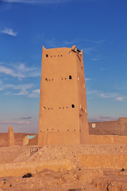 Il minareto nella città di Ghardaia, deserto del Sahara, Algeria