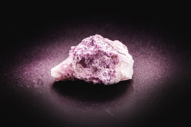 Il minerale di lepidolite è un minerale di fillosilicati. Fa parte del gruppo delle miche, essendo una fonte secondaria di litio