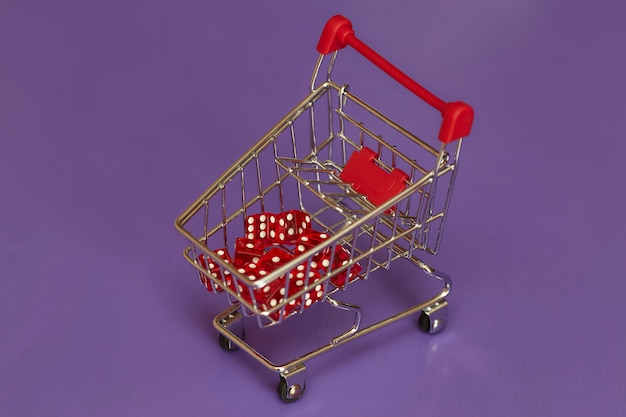 Il mini carrello con rosso taglia, concetto di gioco