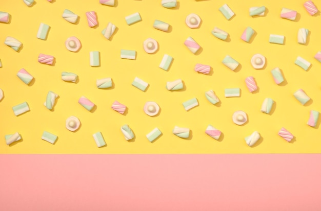 Il minimalismo dei marshmallow dolci è impostato su uno sfondo colorato pastello
