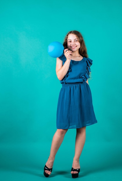 Il mio giorno perfetto. bella ragazza teenager con palloncino da festa. stile di moda per bambini. bellezza naturale femminile. infanzia felice. bambino carino su sfondo verde. salone di parrucchiere. look elegante alla moda.