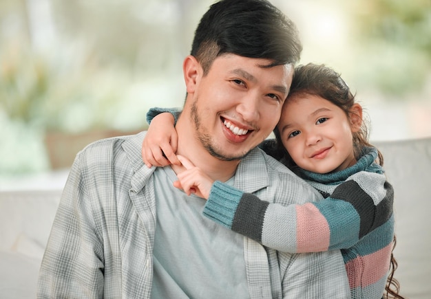 È il mio scopo Ritratto di un giovane padre e figlia che si legano sul divano di casa