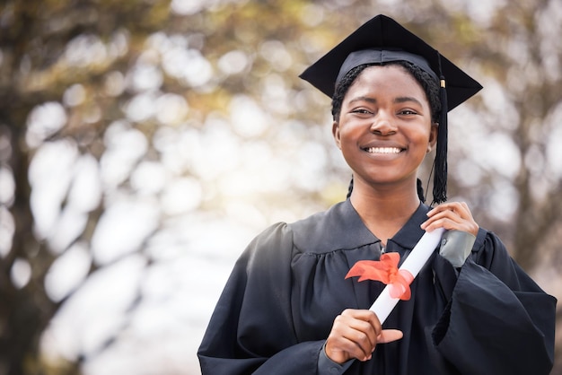 Il mio sogno è guidare. Ritratto di una giovane donna che tiene il suo diploma il giorno della laurea.