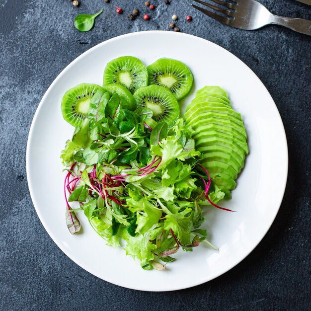 Il mix di insalata fresca verde avocado kiwi lascia dieta keto o paleo