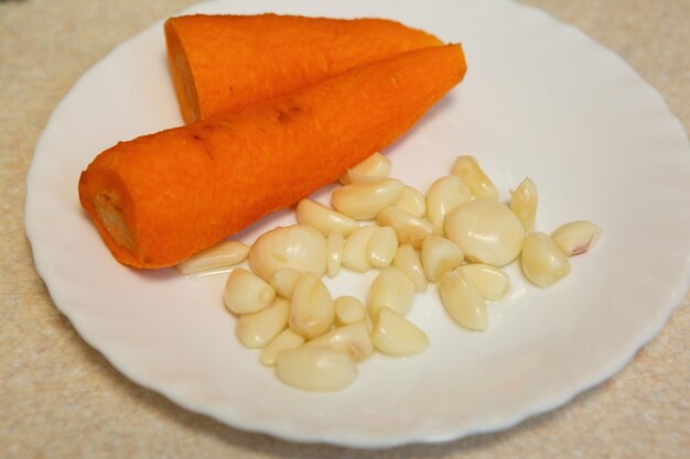 Il mocha e l'aglio vengono sbucciati e preparati per la cottura su un piatto