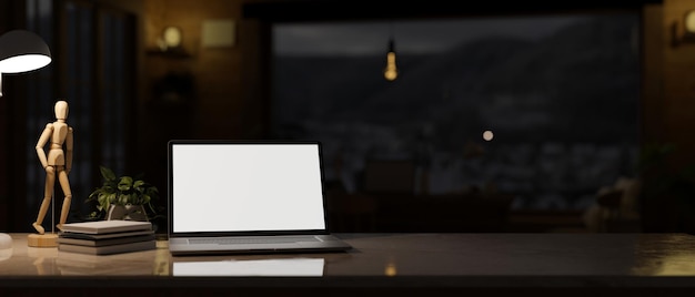 Il mock up del laptop con il tavolo dello schermo bianco nel soggiorno di notte include lo spazio per la copia