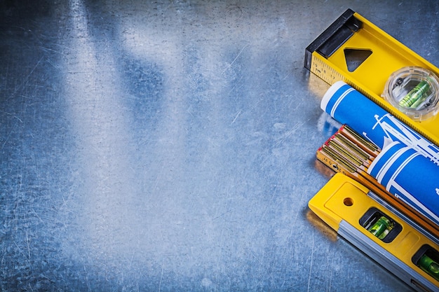 Il modello blu livella il metro di legno sullo spazio metallico della copia della superficie