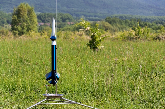 Il modello del razzo si prepara per il giorno soleggiato dell'estate del lancio del decollo