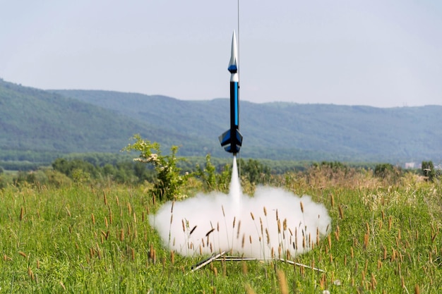 Il modello del razzo si prepara per il giorno soleggiato dell'estate del lancio del decollo