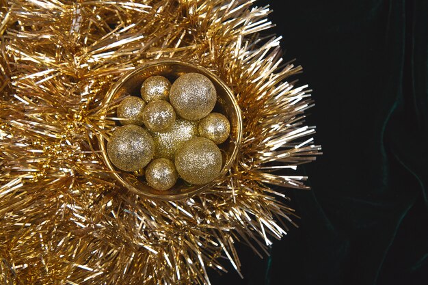 Il modello di festa ha fatto le palle di natale in tazza dell'oro