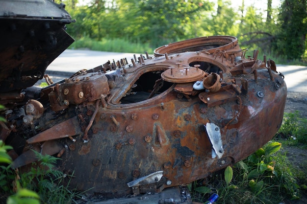 Il moderno carro armato distrutto e bruciato dell'esercito russo in ucraina durante la guerra