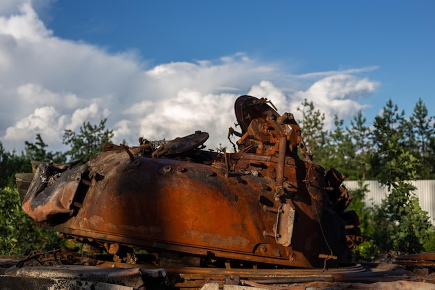 Il moderno carro armato distrutto e bruciato dell'esercito russo in ucraina durante la guerra