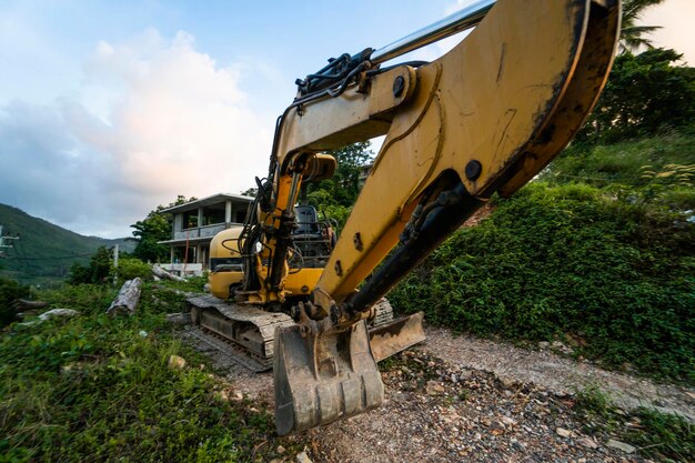 Il moderno escavatore in cantiere con cielo al tramonto