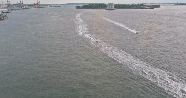 Il moderno jet ondeggia nel surf vicino alla riva sullo sfondo dell'East River New York City USA