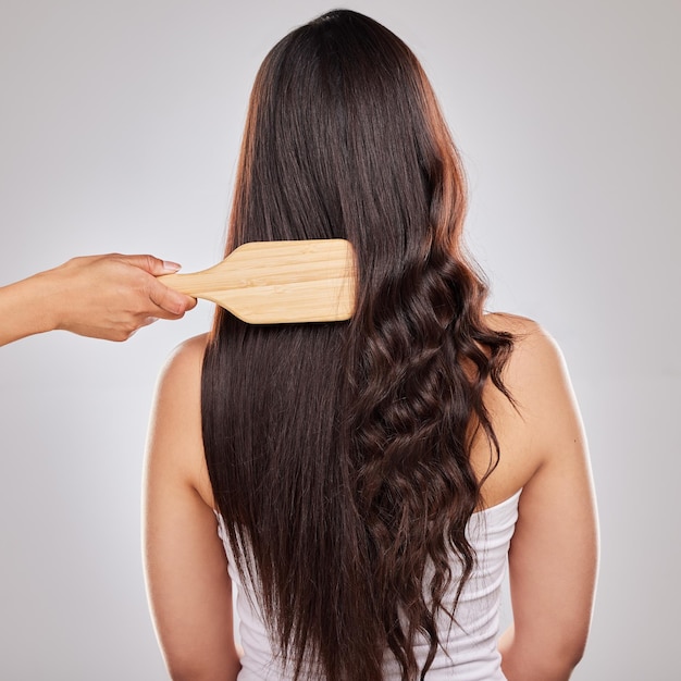 Il modo in cui ti prendi cura dei tuoi capelli determina i risultati che ottieni. Inquadratura di una donna in posa con i capelli per metà stirati e per metà arricciati.