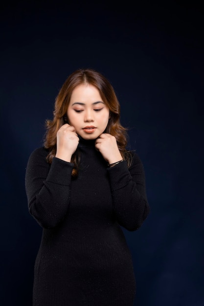 Il modo naturale di usura di trucco della bella donna asiatica copre lo stile dell'ufficio di codice di abbigliamento casuale