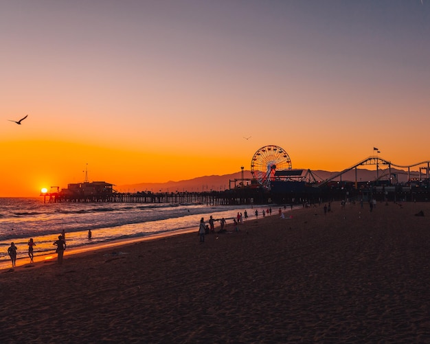 Il molo di Santa Monica di notte Los Angeles California