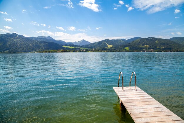 Il molo sopra il lago contro il cielo